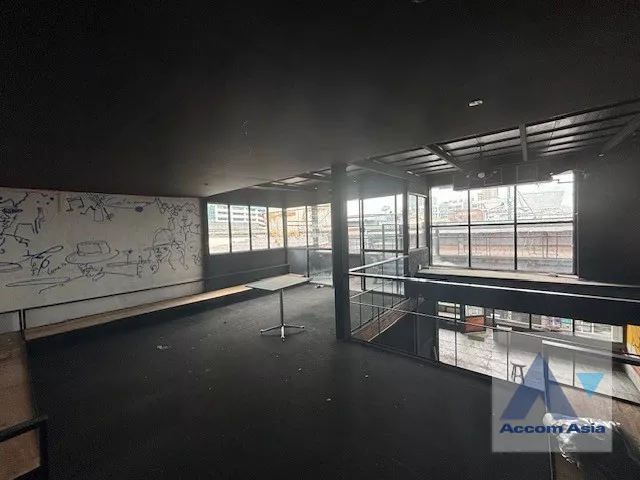  1  Building For Sale in Phaholyothin ,Bangkok BTS Saphan-Kwai AA39953