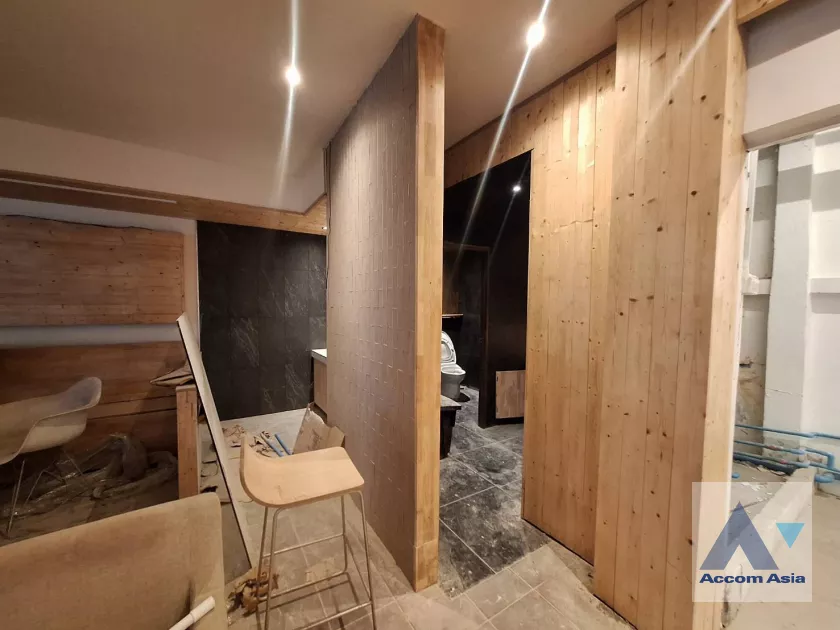 9  Building For Sale in Phaholyothin ,Bangkok BTS Saphan-Kwai AA39953