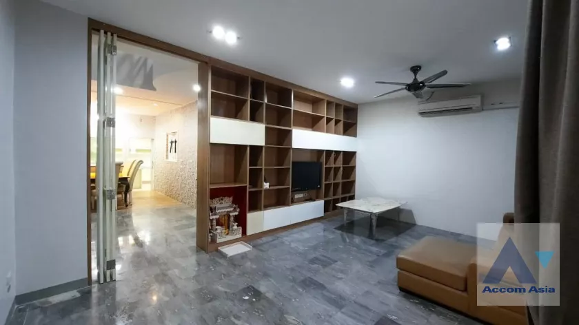  5 Bedrooms  House For Rent & Sale in Pattanakarn, Bangkok  near ARL Hua Mak (AA39955)