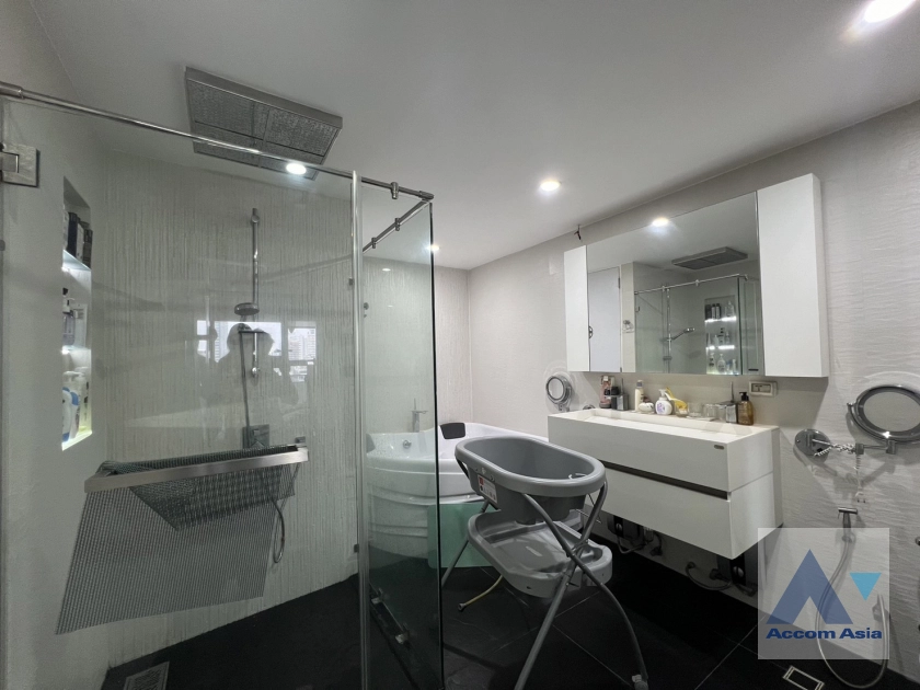  2 Bedrooms  Condominium For Sale in Sukhumvit, Bangkok  near BTS Phrom Phong (AA39959)