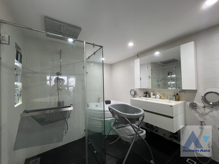unit 2 Bedrooms  Condominium For Sale in Sukhumvit, Bangkok  near BTS Phrom Phong (AA39959)