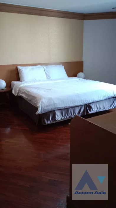  3 Bedrooms  Apartment For Rent in Sukhumvit, Bangkok  near BTS Nana (AA39960)