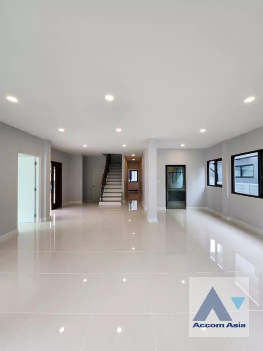  4 Bedrooms  House For Sale in Phaholyothin, Bangkok  (AA39983)