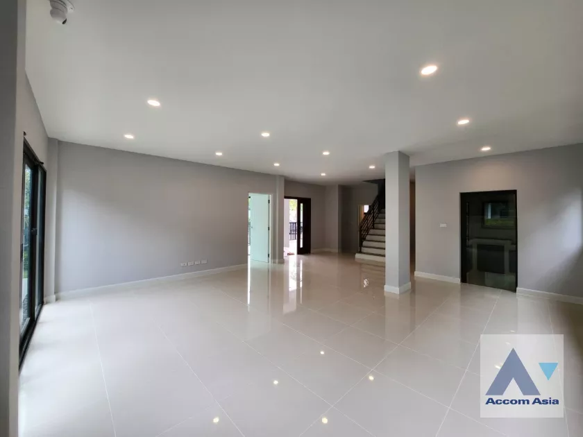 4 Bedrooms  House For Sale in Phaholyothin, Bangkok  (AA39983)