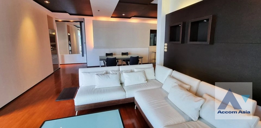 unit 3 Bedrooms  Condominium For Sale in Ploenchit, Bangkok  near BTS Chitlom (AA39984)