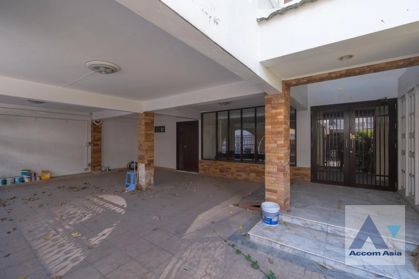 6  8 br Townhouse For Rent in Silom ,Bangkok BTS Sala Daeng AA39989