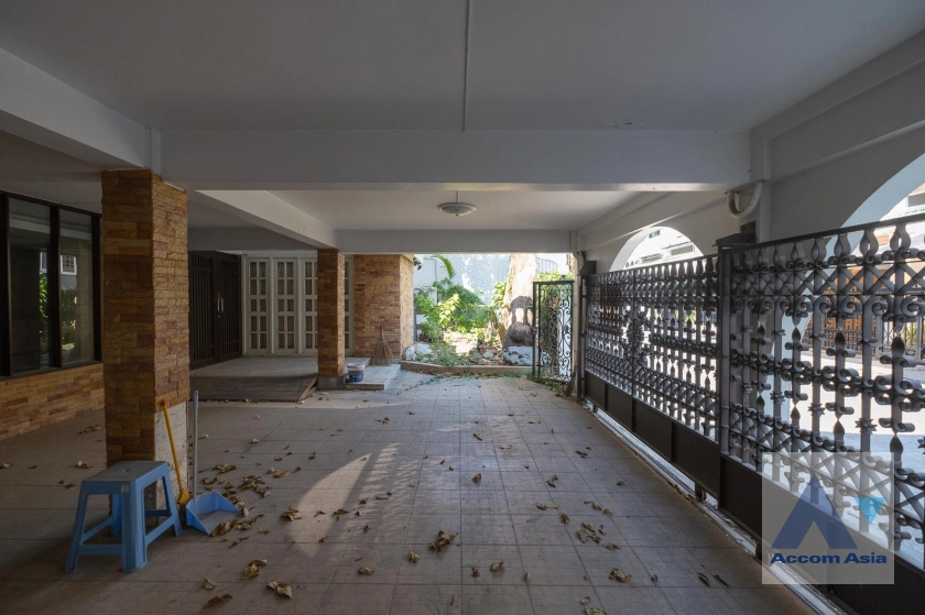 7  8 br Townhouse For Rent in Silom ,Bangkok BTS Sala Daeng AA39989