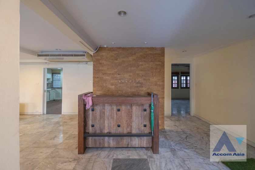 8  8 br Townhouse For Rent in Silom ,Bangkok BTS Sala Daeng AA39989