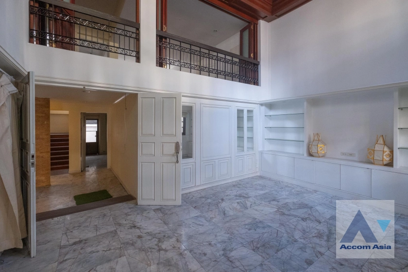 unitLarge family home with greenery and natural ventilation in Silom (AA39989)