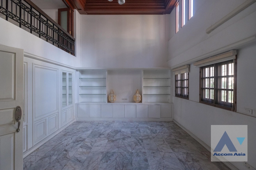 10  8 br Townhouse For Rent in Silom ,Bangkok BTS Sala Daeng AA39989