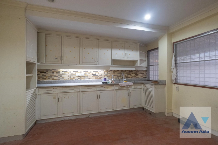 11  8 br Townhouse For Rent in Silom ,Bangkok BTS Sala Daeng AA39989