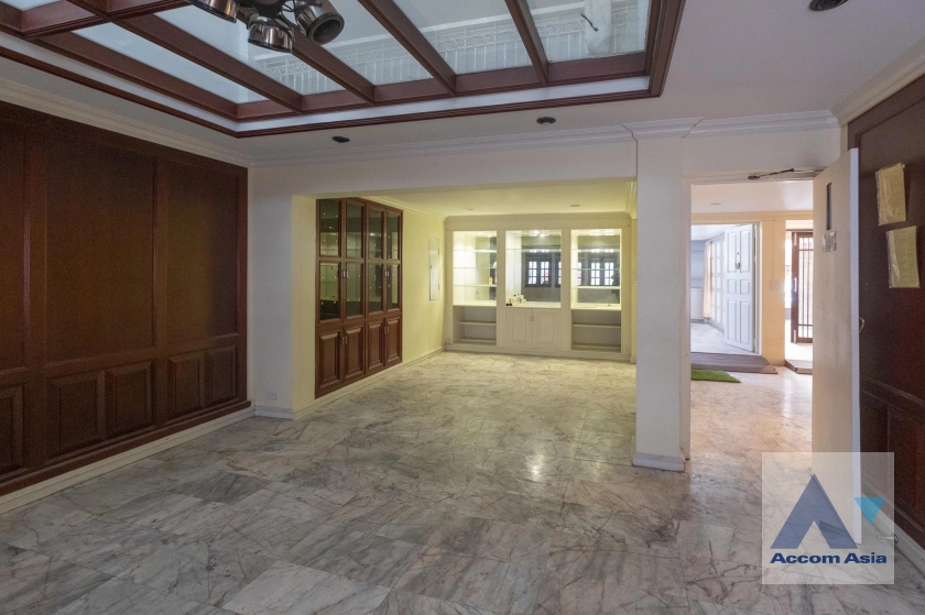 12  8 br Townhouse For Rent in Silom ,Bangkok BTS Sala Daeng AA39989