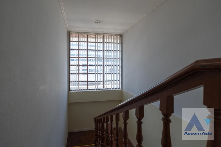 15  8 br Townhouse For Rent in Silom ,Bangkok BTS Sala Daeng AA39989