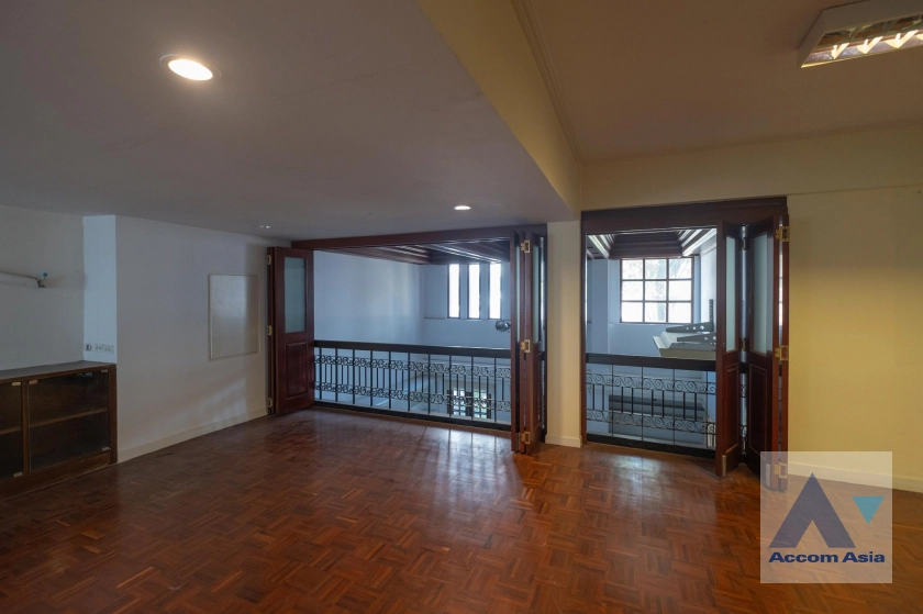 16  8 br Townhouse For Rent in Silom ,Bangkok BTS Sala Daeng AA39989