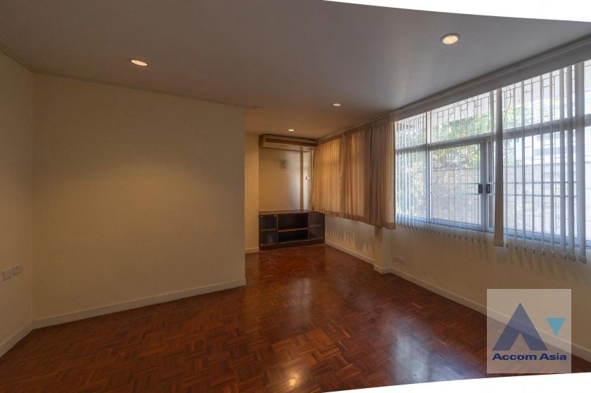 24  8 br Townhouse For Rent in Silom ,Bangkok BTS Sala Daeng AA39989