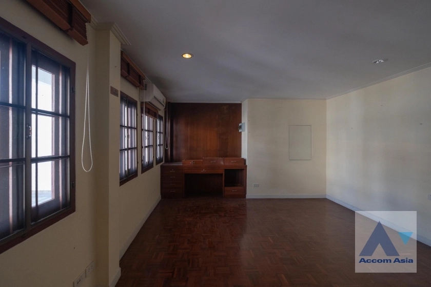 23  8 br Townhouse For Rent in Silom ,Bangkok BTS Sala Daeng AA39989