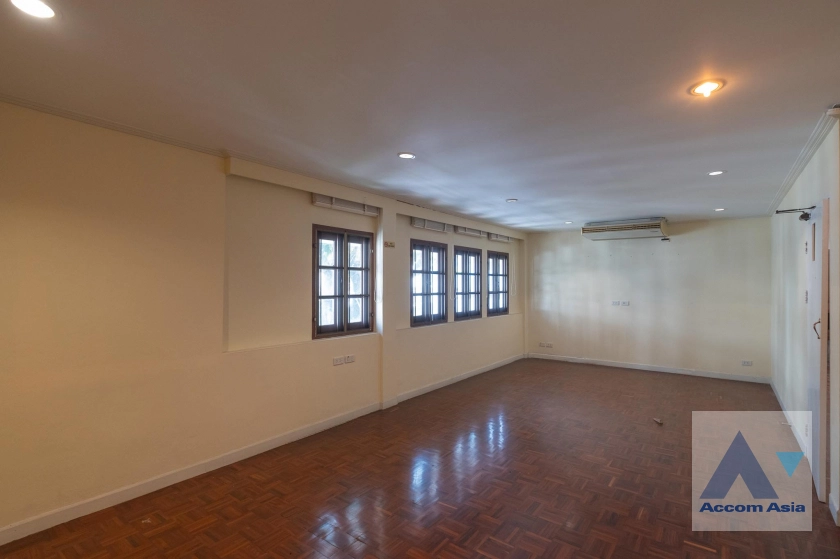 28  8 br Townhouse For Rent in Silom ,Bangkok BTS Sala Daeng AA39989