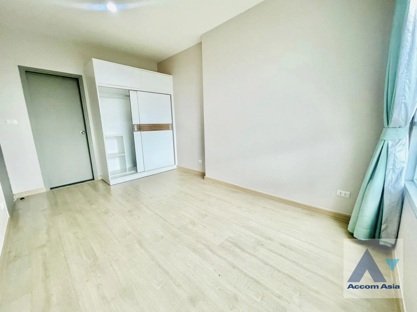 unit 2 Bedrooms  Condominium For Sale in Petchkasem, Bangkok  near BTS Wuthakat (AA39992)