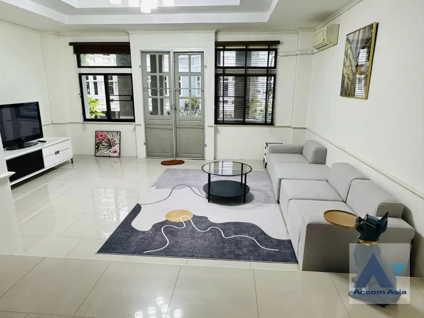  4 Bedrooms  Townhouse For Rent in Sukhumvit, Bangkok  near BTS Phrom Phong (AA39993)