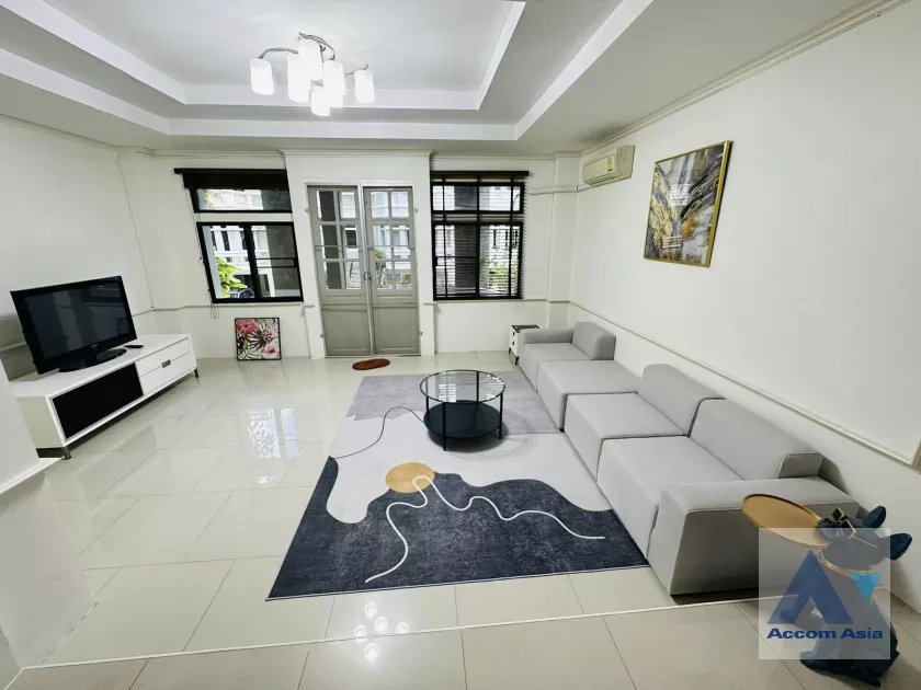  4 Bedrooms  Townhouse For Rent in Sukhumvit, Bangkok  near BTS Phrom Phong (AA39993)