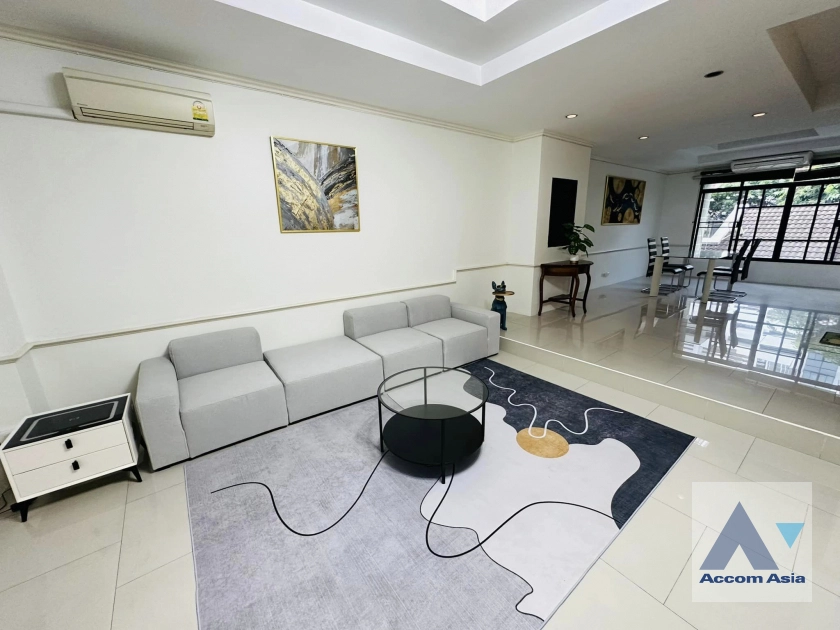 unit 4 Bedrooms  Townhouse For Rent & Sale in Sukhumvit, Bangkok  near BTS Phrom Phong (AA39993)