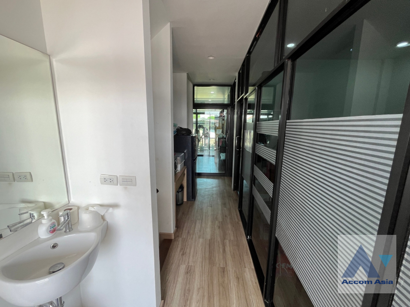  2 Bedrooms  Townhouse For Rent & Sale in Ratchadapisek, Bangkok  near MRT Sutthisan (AA39995)