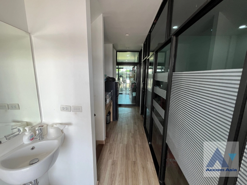 4  2 br Townhouse for rent and sale in Lat Phrao ,Bangkok MRT Sutthisan AA39995