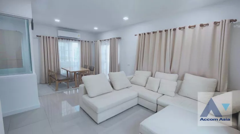  4 Bedrooms  House For Sale in Pattanakarn, Bangkok  (AA40002)