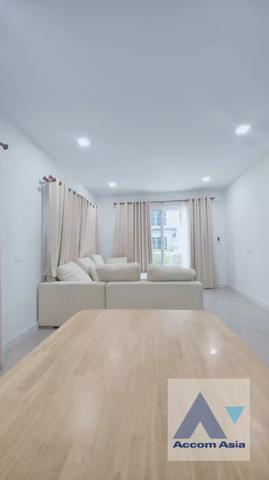  4 Bedrooms  House For Sale in Pattanakarn, Bangkok  (AA40002)