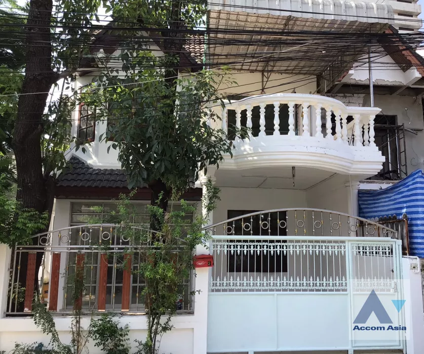  2  3 br House For Rent in sukhumvit ,Bangkok BTS On Nut AA40008