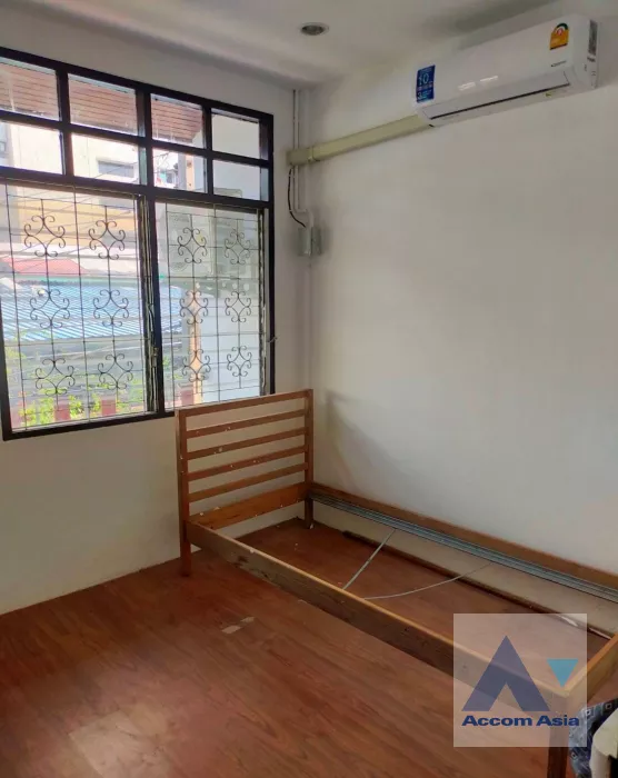  3 Bedrooms  House For Rent in Sukhumvit, Bangkok  near BTS On Nut (AA40008)