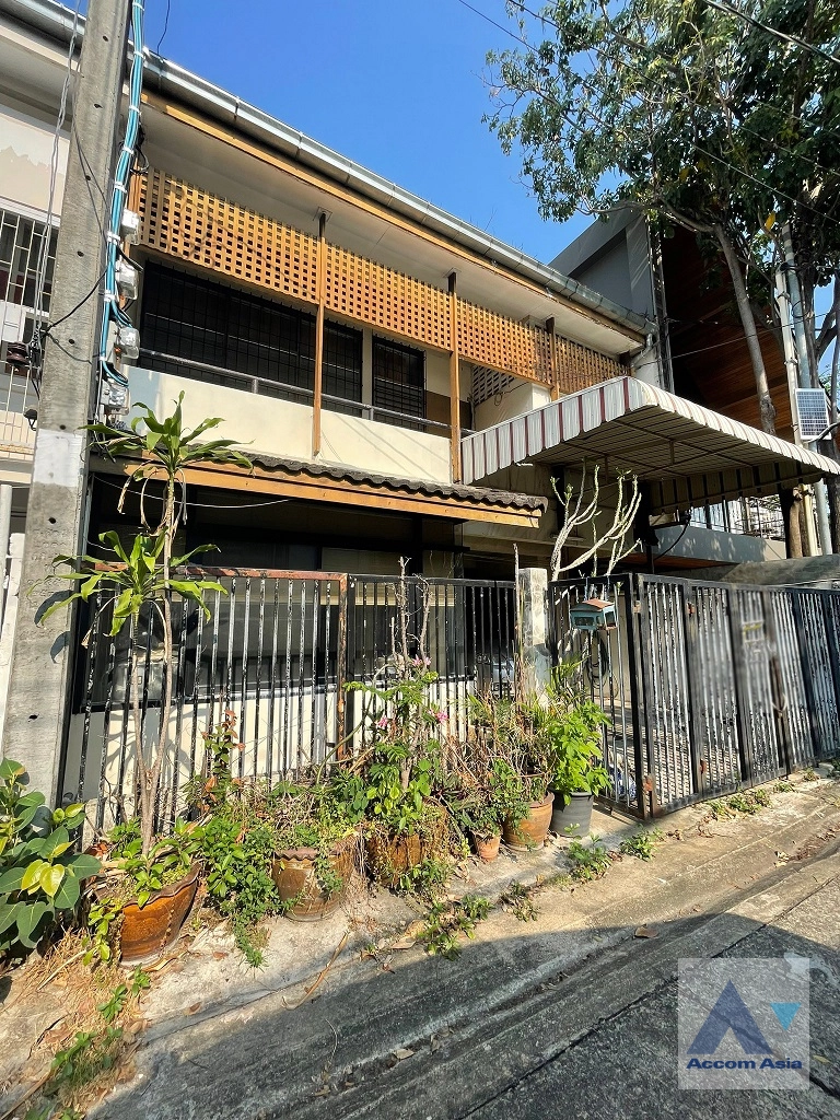  4 Bedrooms  House For Sale in Sukhumvit, Bangkok  near BTS Ekkamai (AA40038)