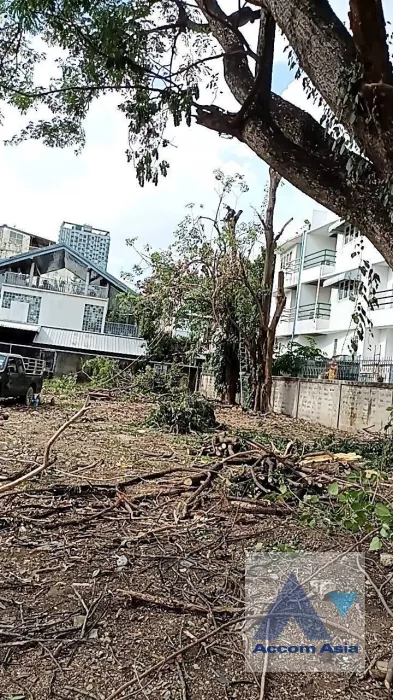 1  Land For Rent in Phaholyothin ,Bangkok BTS Saphan-Kwai AA40040