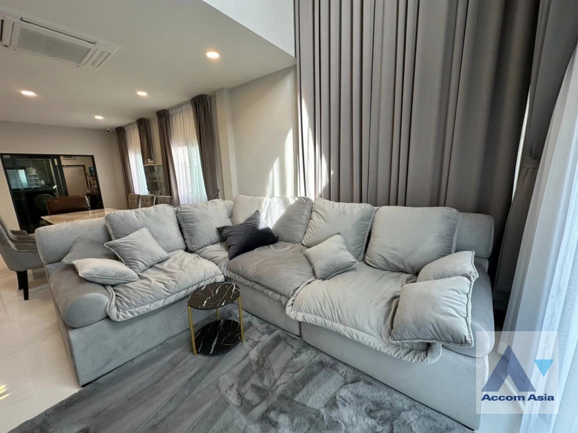 unit 4 Bedrooms  House For Rent in Samutprakan, Samutprakan  near BTS Bang Na (AA40050)