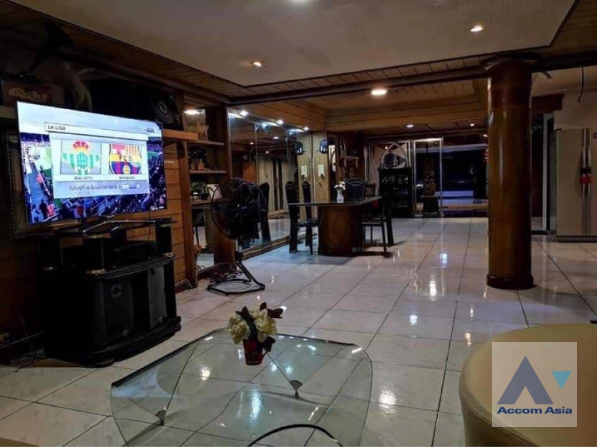 unit 5 Bedrooms  House For Sale in Sukhumvit, Bangkok  near BTS Phra khanong (AA40059)