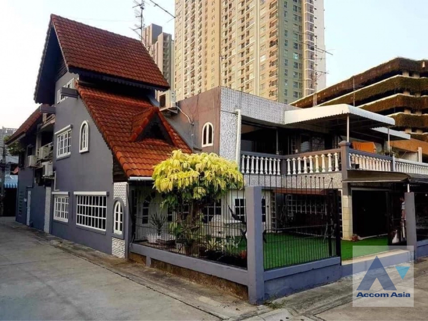  2  5 br House For Sale in Sukhumvit ,Bangkok BTS Phra khanong AA40059