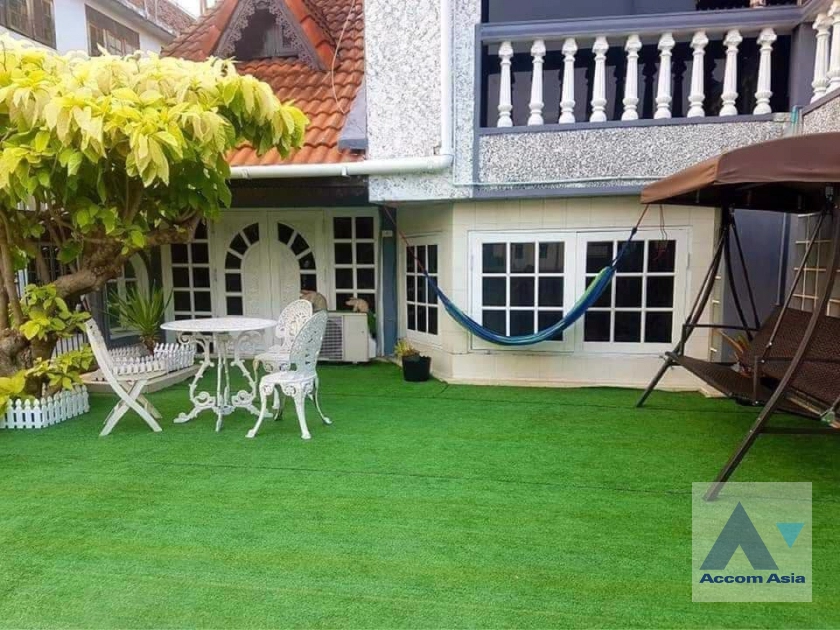 unit 5 Bedrooms  House For Sale in Sukhumvit, Bangkok  near BTS Phra khanong (AA40059)