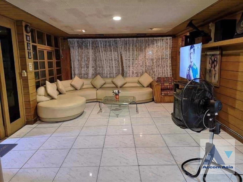 unit 5 Bedrooms  House For Sale in Sukhumvit, Bangkok  near BTS Phra khanong (AA40059)