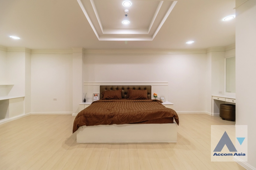 12  3 br Apartment For Rent in Sukhumvit ,Bangkok BTS Phrom Phong at Low-rise apartment, Walk 400m to BTS AA40067