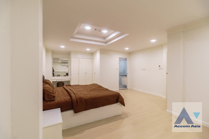 13  3 br Apartment For Rent in Sukhumvit ,Bangkok BTS Phrom Phong at Low-rise apartment, Walk 400m to BTS AA40067