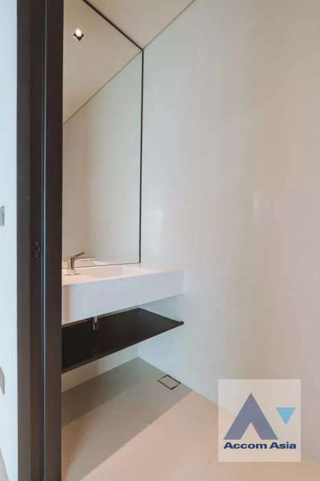 23  2 br Condominium For Sale in Charoen Nakhon ,Bangkok BTS Krung Thon Buri at Banyan Tree Residences Riverside AA40081