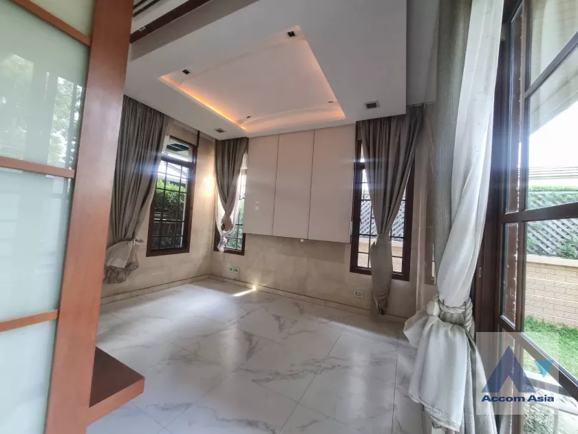 9  5 br House For Rent in Pattanakarn ,Bangkok  at Peaceful compound AA40084