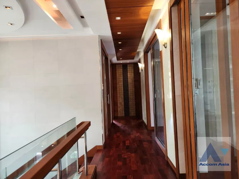 7  5 br House For Rent in Pattanakarn ,Bangkok  at Peaceful compound AA40084