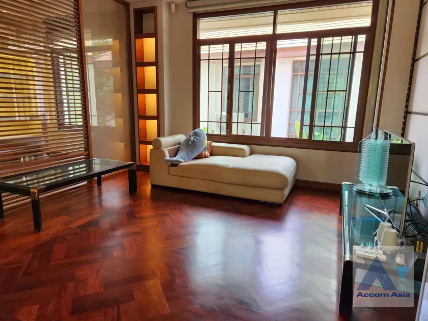  2  5 br House For Rent in Pattanakarn ,Bangkok  at Peaceful compound AA40084