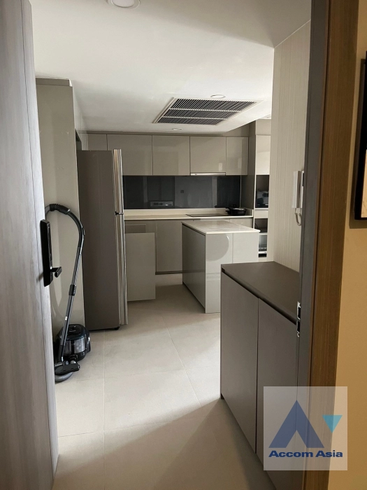 unit 2 Bedrooms  Condominium For Rent in Ploenchit, Bangkok  near BTS Ratchadamri - MRT Silom (AA40085)