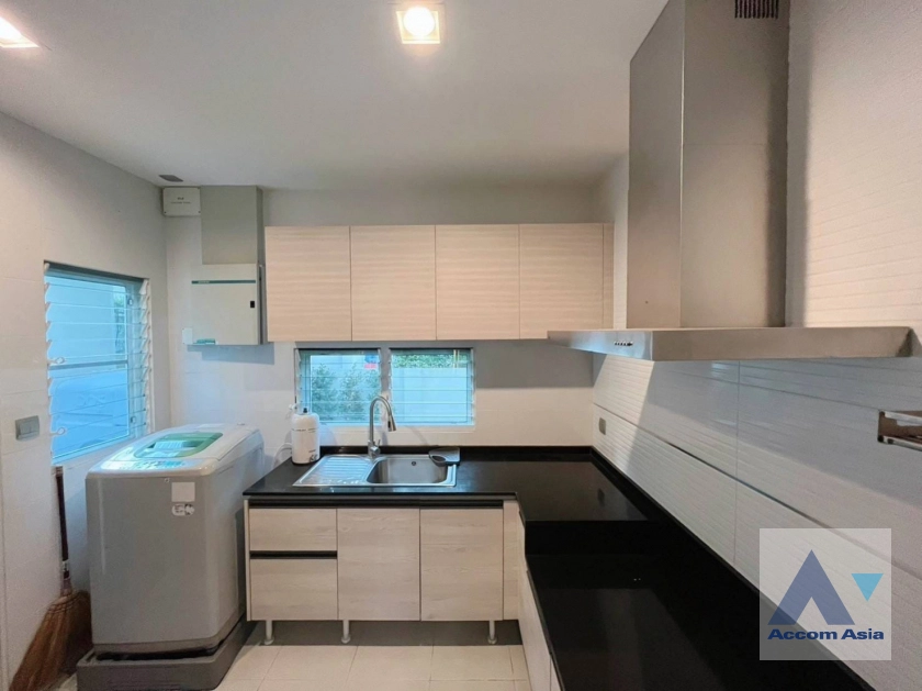 unit 4 Bedrooms  House For Rent in Samutprakan, Samutprakan  (AA40088)