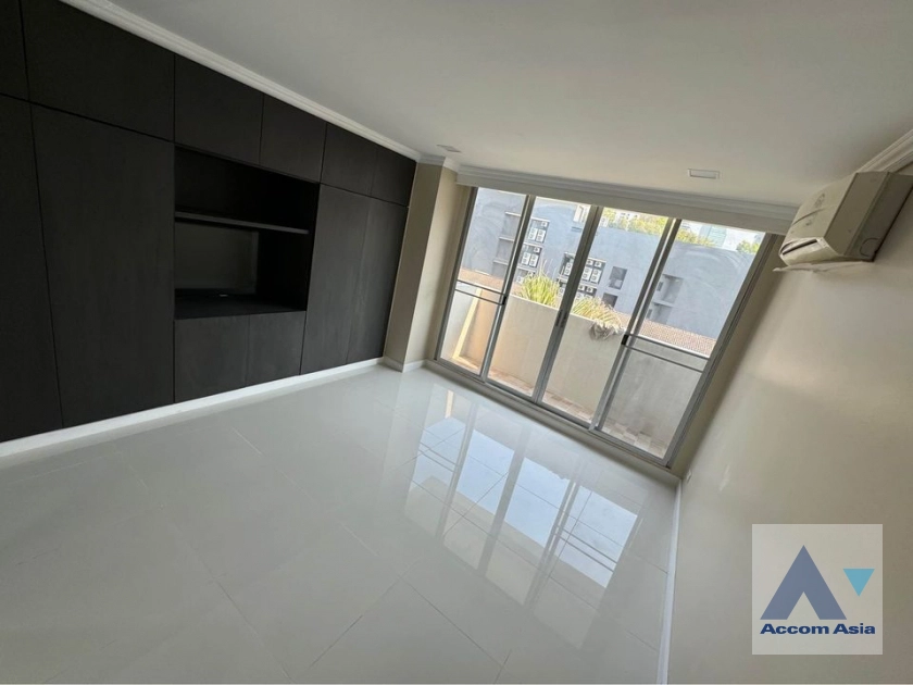 unit 3 Bedrooms  Condominium For Rent in Sukhumvit, Bangkok  near BTS Phrom Phong (AA40096)