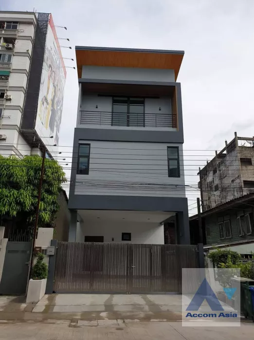  4 Bedrooms  House For Sale in Sathorn, Bangkok  near MRT Khlong Toei (AA40100)
