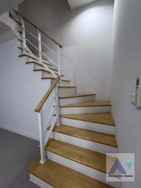5  3 br Townhouse For Sale in Ratchadapisek ,Bangkok MRT Sutthisan at The Connect UP 3 AA40101