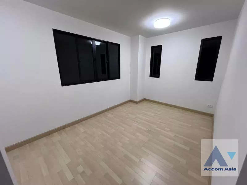 4  3 br Townhouse For Sale in Ratchadapisek ,Bangkok MRT Sutthisan at The Connect UP 3 AA40101